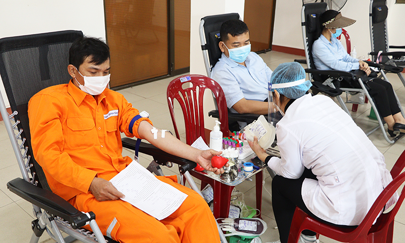 Các CBCNV PC Quảng Bình tham gia hiến máu tình nguyện.