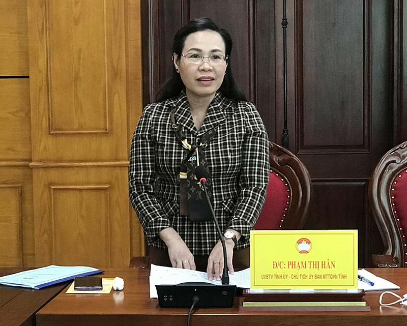 Đồng chí Chủ tịch Ủy ban MTTQVN tỉnh Phạm Thị Hân trao đổi, làm rõ những kết qủa đạt được cũng như khó khăn, vướng mắc trong hoạt động Mặt trận thời gian qua.