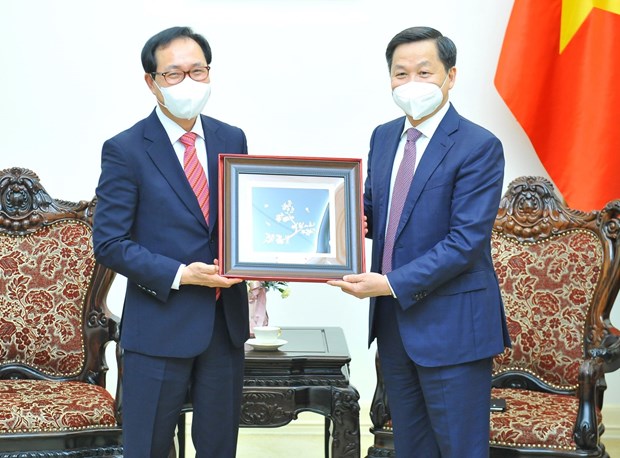 Phó Thủ tướng Lê Minh Khái tặng quà lưu niệm cho Tổng Giám đốc Tổ hợp Samsung Việt Nam Choi JooHoo. (Ảnh: Minh Đức/TTXVN)