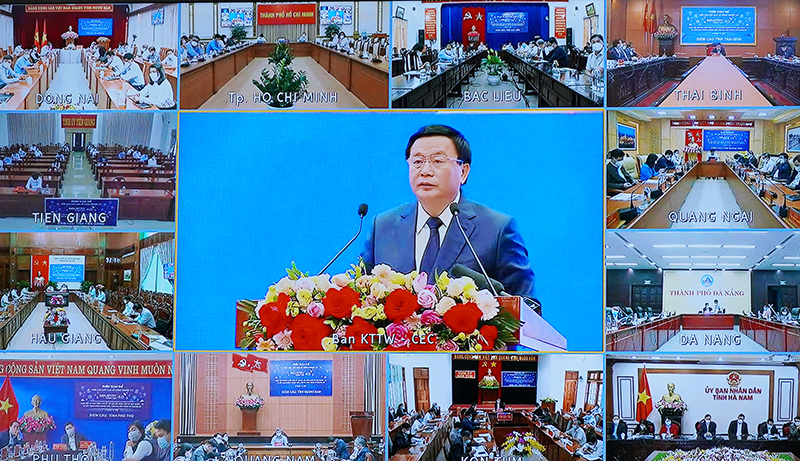 Đồng chí Nguyễn Xuân Thắng, Chủ tịch Hội đồng Lý luận Trung ương, Giám đốc Học viện Chính trị Quốc gia Hồ Chí Minh phát biểu tại diễn đàn.