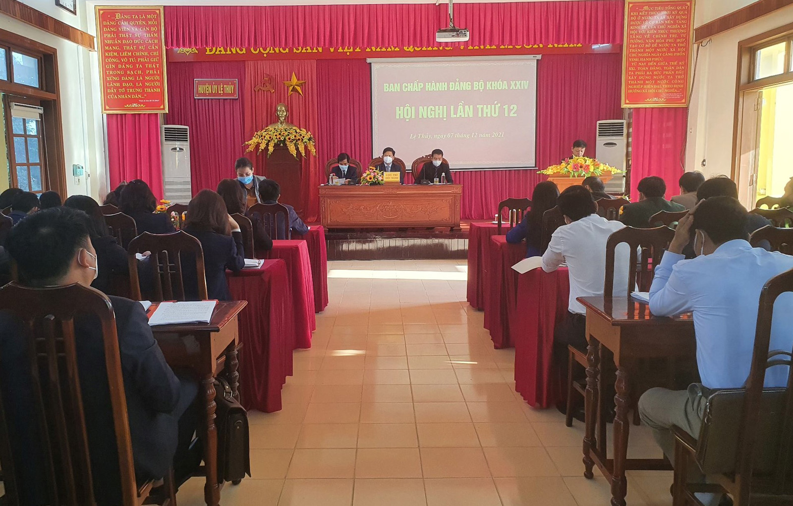 Các đại biểu dự Hội nghị Ban Chấp hành Đảng bộ huyện Lệ Thủy lần thứ 12