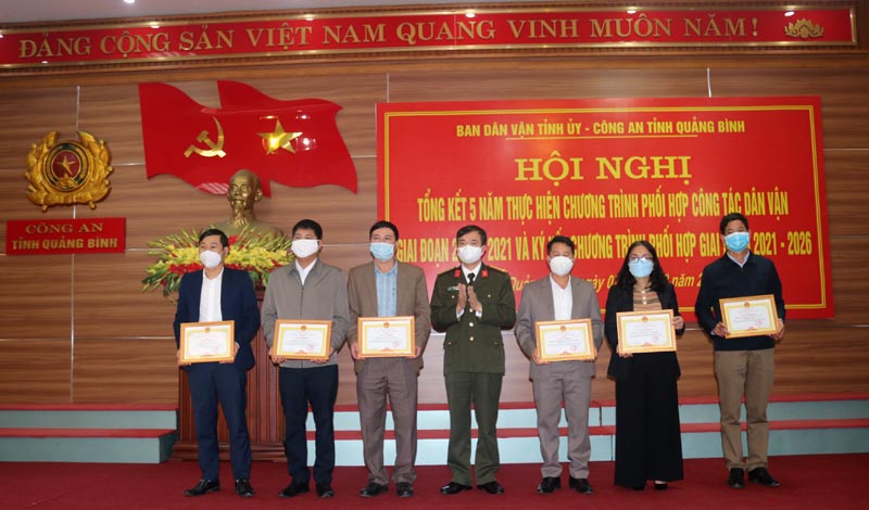 Đại tá Nguyễn Tiến Nam, Ủy viên Ban Thường vụ Tỉnh ủy, Giám đốc Công an tỉnh trao thưởng cho các tập thể và cá nhân tại hội nghị.