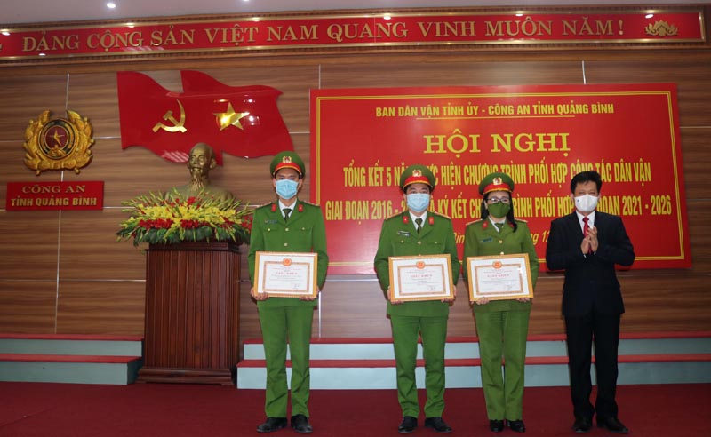 Đồng chí Lê Văn Bảo, Ủy viên Ban Thường vụ Tỉnh ủy, Trưởng Ban Dân vận Tỉnh ủy trao thưởng cho các tập thể và cá nhân tại hội nghị. 