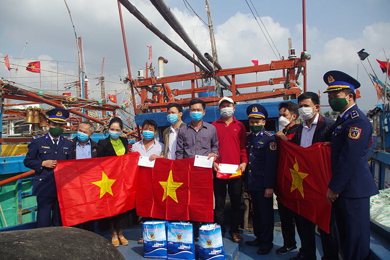 Tuyên truyền kết hợp tặng quà cho ngư dân tại huyện Quảng Trạch.
