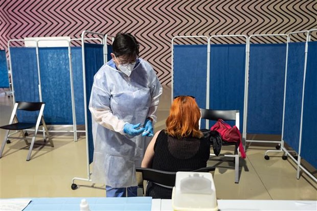 Nhân viên y tế tiêm vaccine ngừa COVID-19 ở Italy. (Ảnh: AFP/TTXVN)