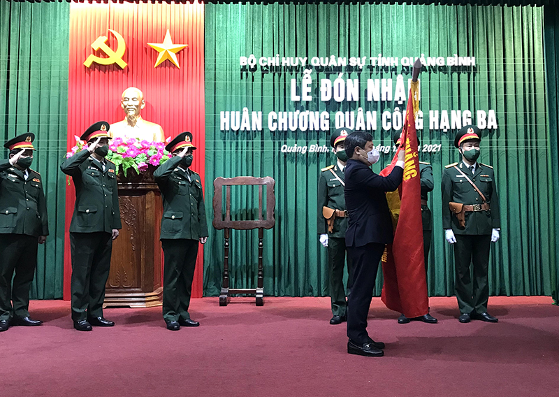Thừa ủy quyền của Chủ tịch nước, đồng chí Bí thư Tỉnh ủy Vũ Đại Thắng thực hiện lễ gắn Huân chương Quân công hạng Ba cho Bộ CHQS tỉnh.