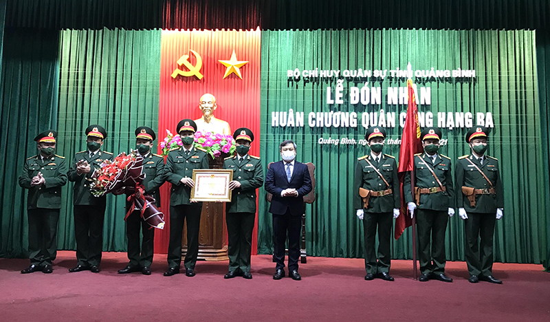 Đồng chí Bí thư Tỉnh ủy Vũ Đại Thắng trao bằng Huân chương Quân công hạng Ba cho Bộ CHQS tỉnh.