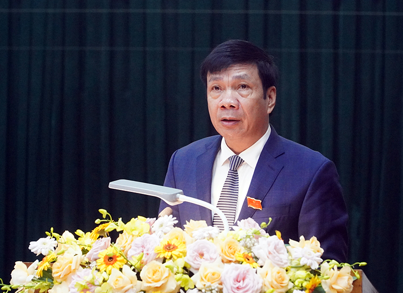 Đồng chí Phó Chủ tịch Thường trực HĐND tỉnh Nguyễn Công Huấn trình bày báo cáo cáo kết quả nhiệm vụ năm 2021, nhiệm vụ trọng tâm năm 2022 của HĐND tỉnh