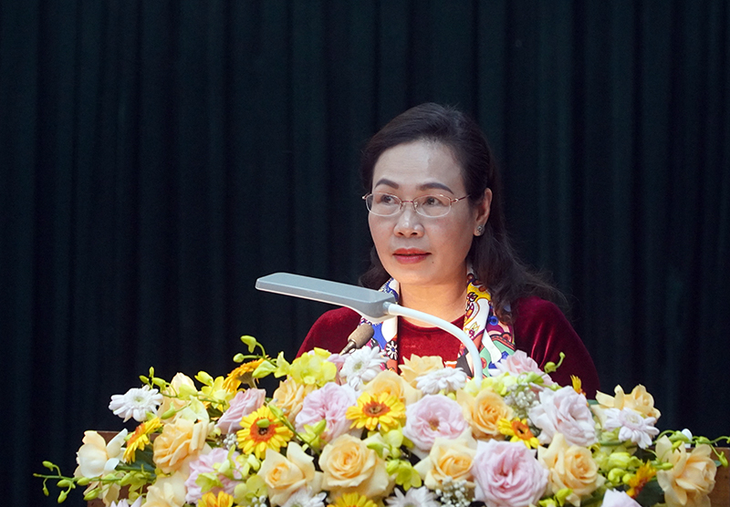 Chủ tịch Ủy ban MTTQVN tỉnh Phạm Thị Hân trình bày báo cáo của UBMTTQVN tỉnh về tổng hợp ý kiến, kiến nghị của cử tri và Nhân dân 