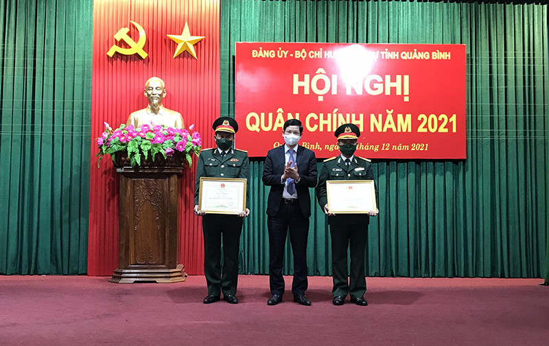  Đồng chí Phó Chủ tịch UBND tỉnh Hồ An Phong bằng khen của UBND tỉnh cho 2 cá nhân. 