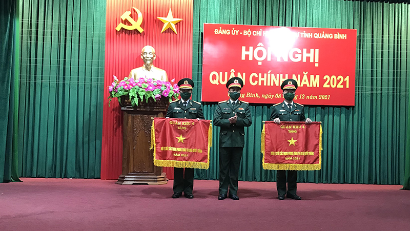-Đồng chí Thượng tá Đoàn Sinh Hòa trao cờ đơn vị xuất sắc cho 2 tập thể.