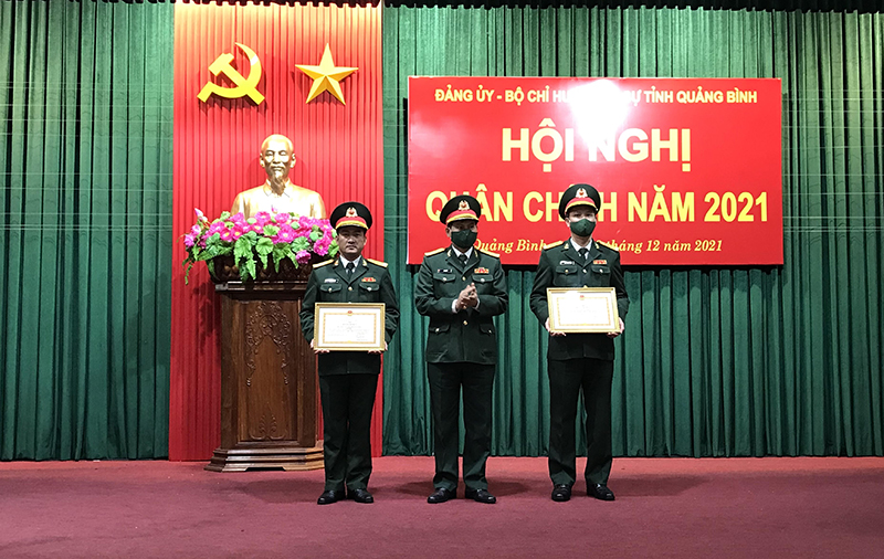 Thừa ủy quyền của Bộ Trưởng Bộ Quốc phòng, đồng chí Đại tá Lê Văn Vỹ trao bằng khen cho Bộ CHQS tỉnh và bằng khen cho cá nhân đồng chí Đinh Xuân Hướng.