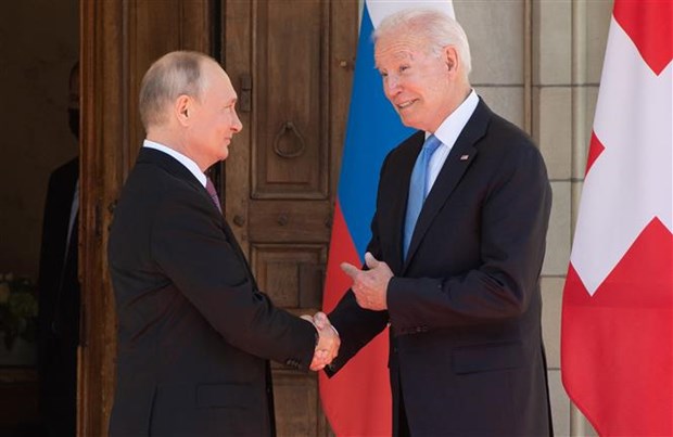Tổng thống Mỹ Joe Biden (phải) và Tổng thống Nga Vladimir Putin tại cuộc gặp ở Geneva (Thụy Sĩ), ngày 16-6-2021. (Ảnh: AFP/TTXVN)