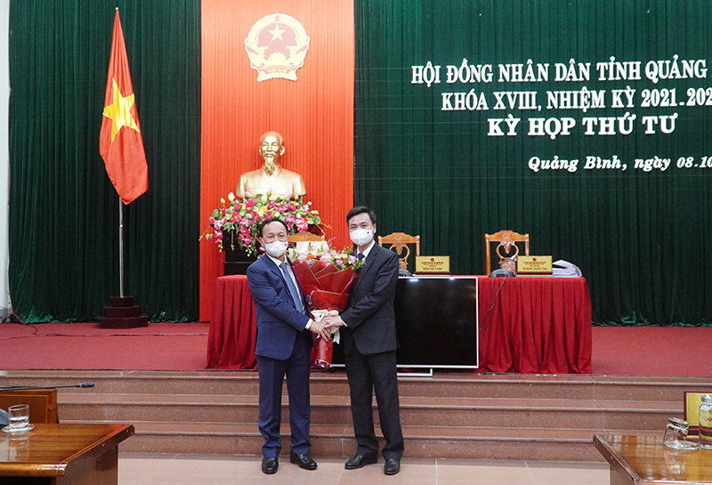 Đồng chí Chủ tịch HĐND tỉnh Trần Hải Châu tặng hoa đồng chí Nguyễn Đức Cường