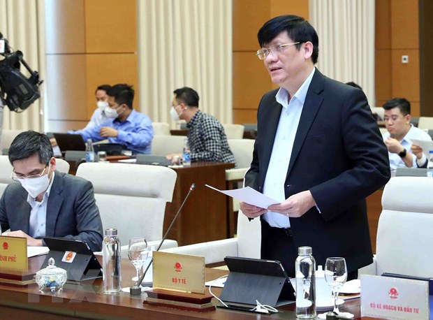 Bộ trưởng Bộ Y tế Nguyễn Thanh Long trình bày tờ trình. (Ảnh: Phạm Kiên/TTXVN)