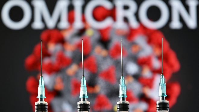  Hình ảnh biến thể Omicron, vaccine và bơm tiêm. Ảnh: AFP/TTXVN