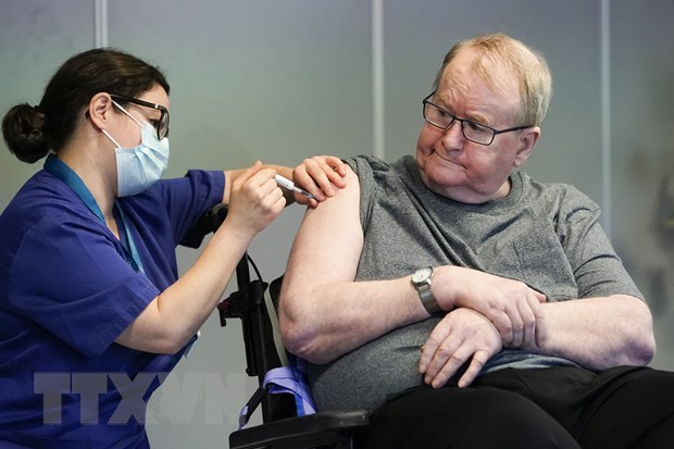  Nhân viên y tế tiêm vaccine phòng COVID-19 cho người dân tại Oslo, Na Uy ngày 27-12-2020. (Ảnh: AFP/TTXVN)