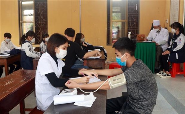 Khám sàng lọc trước khi tiêm vaccine cho học sinh Trường Trung học phổ thông Nam Trực (Nam Định). (Ảnh: Nguyễn Lành/TTXVN)