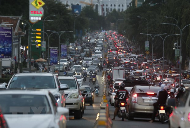  Giao thông đông đúc trên một tuyến phố ở Phnom Penh, Campuchia ngày 17-11. (Ảnh: THX/TTXVN)