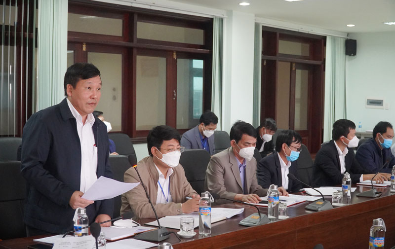 Đồng chí Chủ tịch UBND huyện Phan Văn Thanh báo cáo tình hình phòng, chống dịch trên địa bàn.