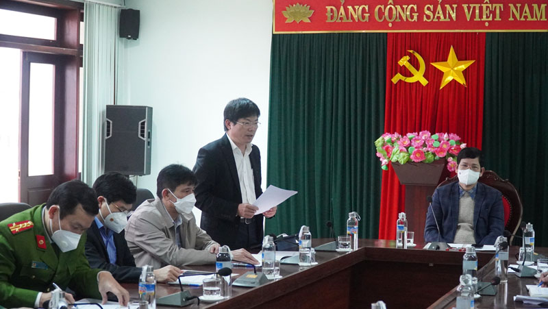 Giám đốc Sở Y tế Dương Thanh Bình trao đổi công tác dập dịch tại huyện Quảng Trạch.