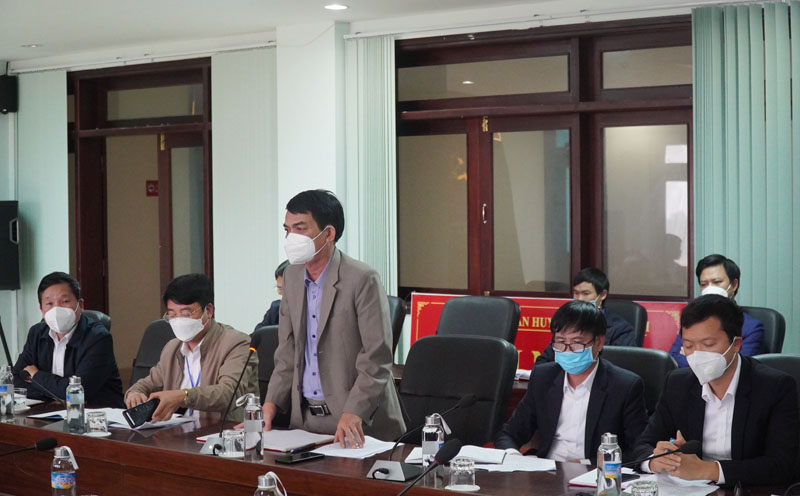 Lãnh đạo Trung tâm Y tế huyện Quảng Trạch trao đổi tình hình cách ly điều trị F0 tại nhà.