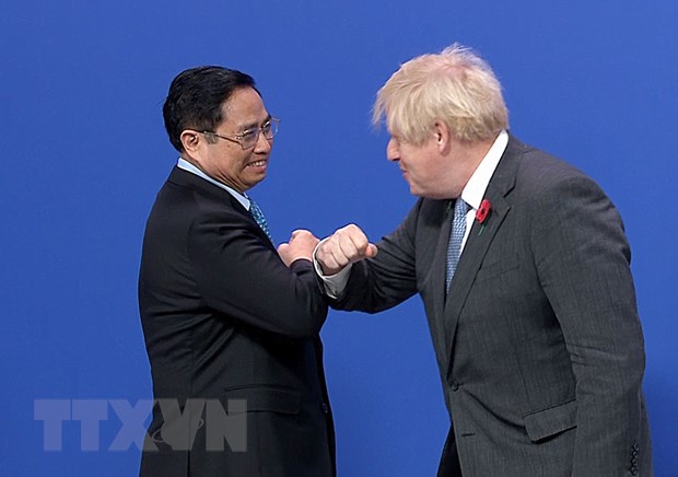 Thủ tướng Anh Boris Johnson đón Thủ tướng Phạm Minh Chính đến dự Hội nghị COP26. (Ảnh: Dương Giang/TTXVN)