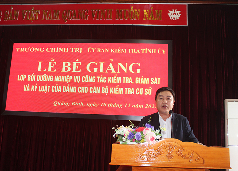  Đồng chí Đinh Hữu Thành, Ủy viên Ban Thường vụ, Chủ nhiệm UBKT Tỉnh ủy phát biểu tại lễ bế giảng.