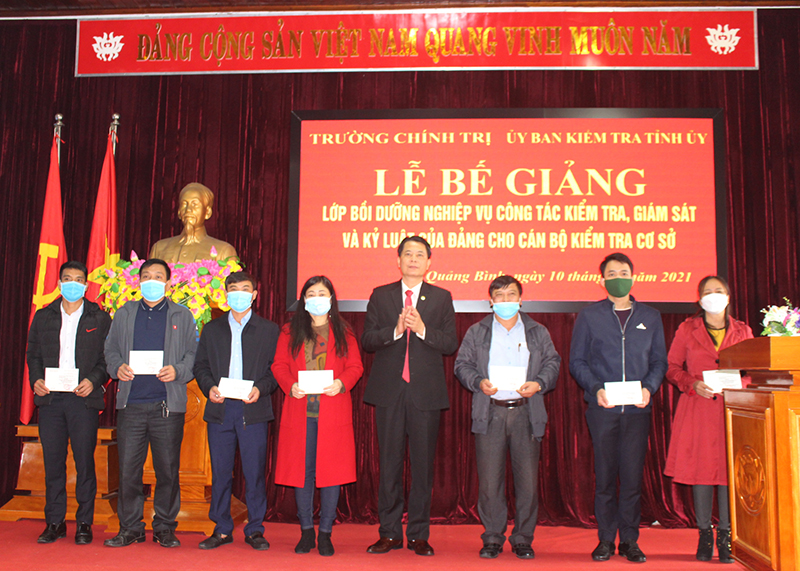 Đại diện lãnh đạo Trường Chính trị tỉnh trao chứng chỉ cho các học viên.
