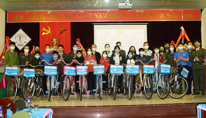 Trao tặng xe đạp cho các em học sinh có hoàn cảnh khó khăn