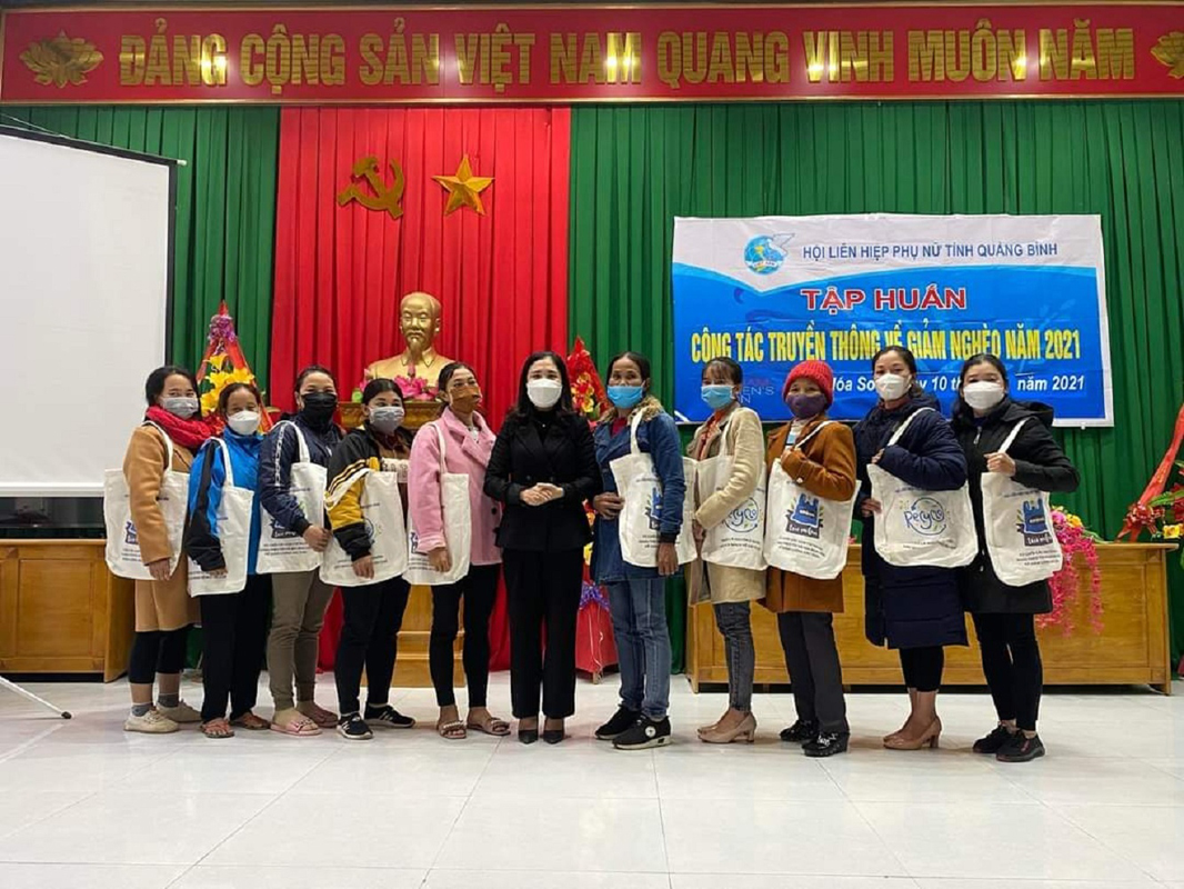 Các học viên được trao tặng túi vải bảo vệ môi trường.