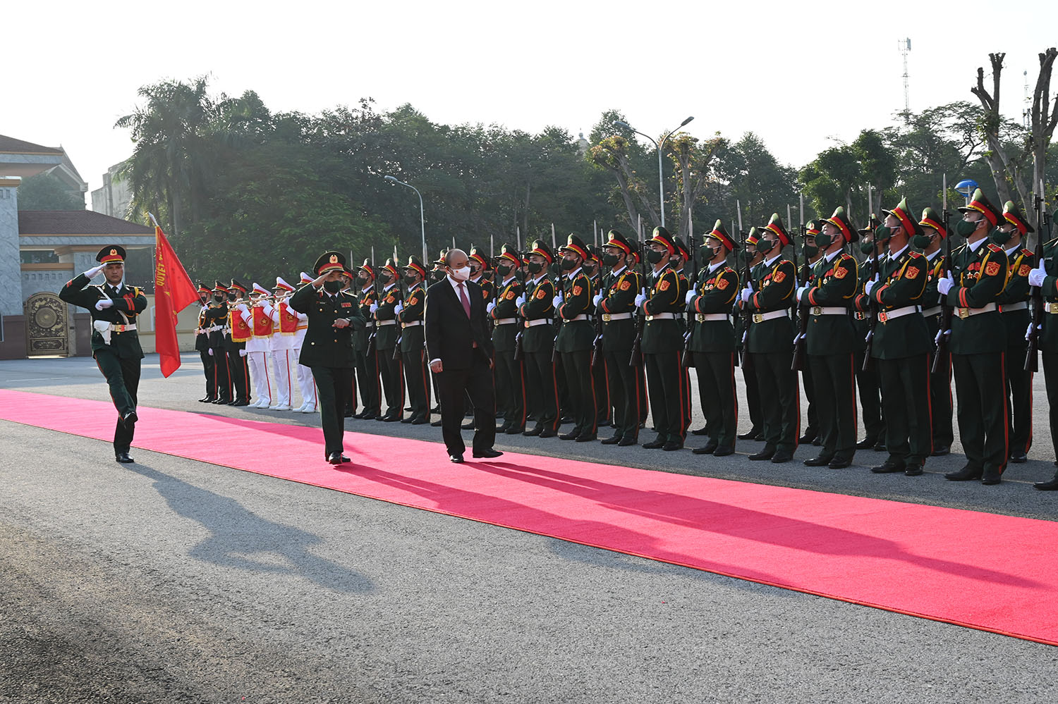 Chủ tịch nước Nguyễn Xuân Phúc duyệt đội danh dự Quân khu 4.