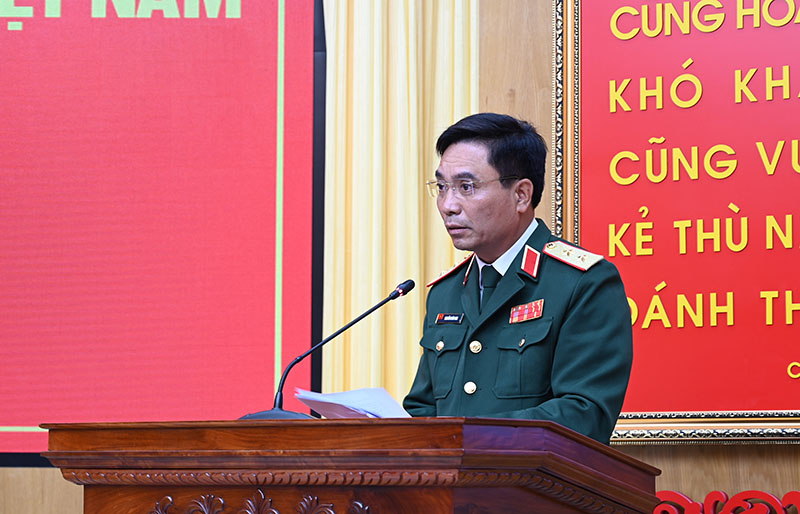 Trung tướng Nguyễn Doãn Anh, Tư lệnh Quân khu 4 báo cáo tình hình thực hiện nhiệm vụ quân sự, quốc phòng với đoàn công tác.