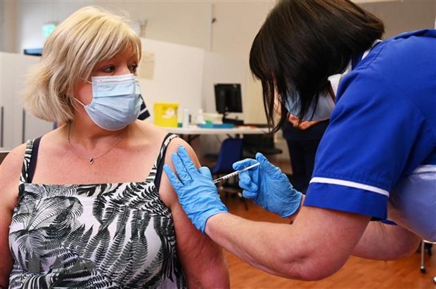 Nhân viên y tế tiêm vaccine phòng COVID-19 cho người dân tại Derby, Anh ngày 20-9-2021. (Ảnh: AFP/TTXVN)
