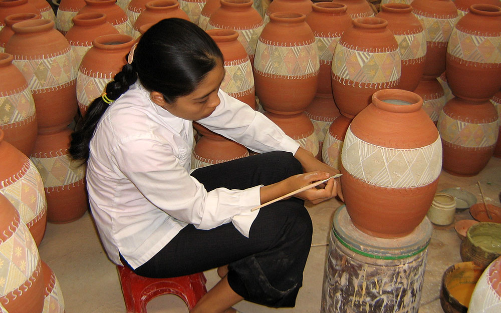   Ứng dụng họa tiết trang trí dân gian vào sản xuất gốm thương mại ở Bắc Giang.