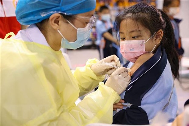 Nhân viên y tế tiêm vaccine phòng COVID-19 cho trẻ em tại tỉnh Phúc Kiến, Trung Quốc. (Ảnh: AFP/TTXVN)
