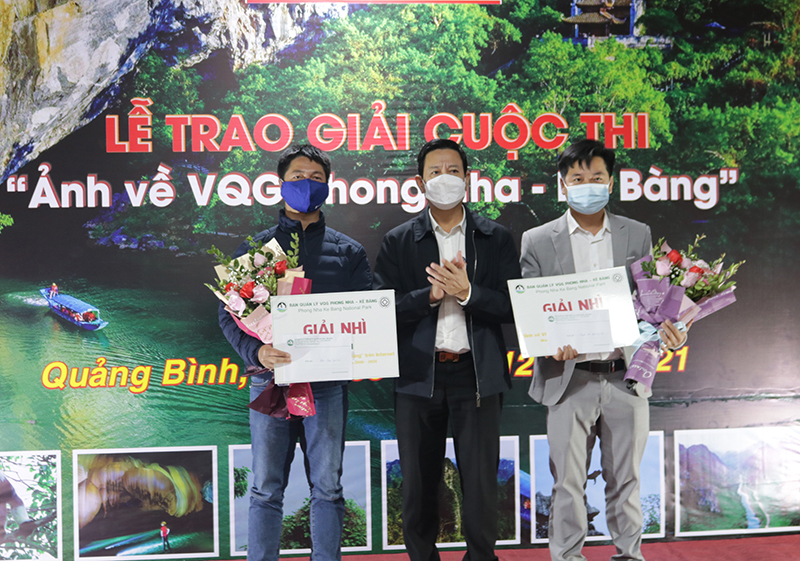 Ông Phạm Hồng Thái, Giám đốc Ban Quản lý VQG PN-KB trao giải nhì cho các cá nhân đạt giải.