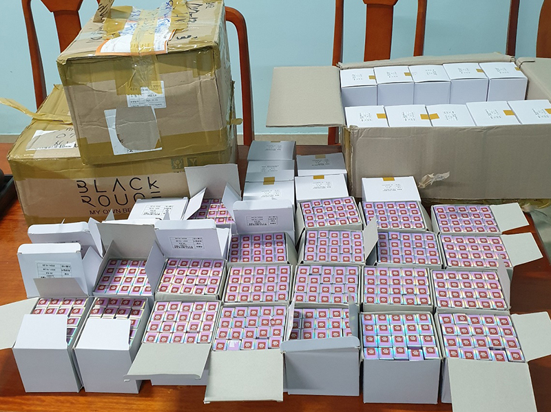 Số son môi không có hóa đơn, chứng từ hợp pháp được Công an huyện Quảng Ninh và Phòng CSGT phát hiện, bắt giữ.