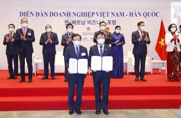 Chủ tịch Quốc hội Vương Đình Huệ và Chủ tịch Quốc hội Hàn Quốc Park Byeong-seug chứng kiến lễ trao giấy phép đầu tư. (Ảnh: Doãn Tấn/TTXVN)