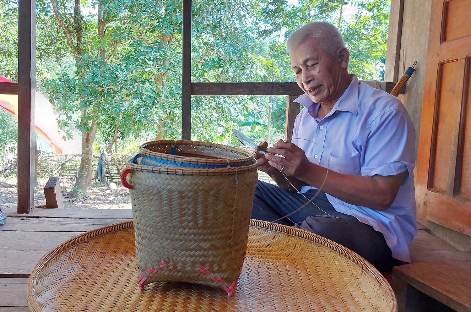 Ông Hồ Xây, người có uy tín ở bản Rôông (xã Trọng Hóa) miệt mài với nghề đan lát và truyền nghề cho thế hệ trẻ.