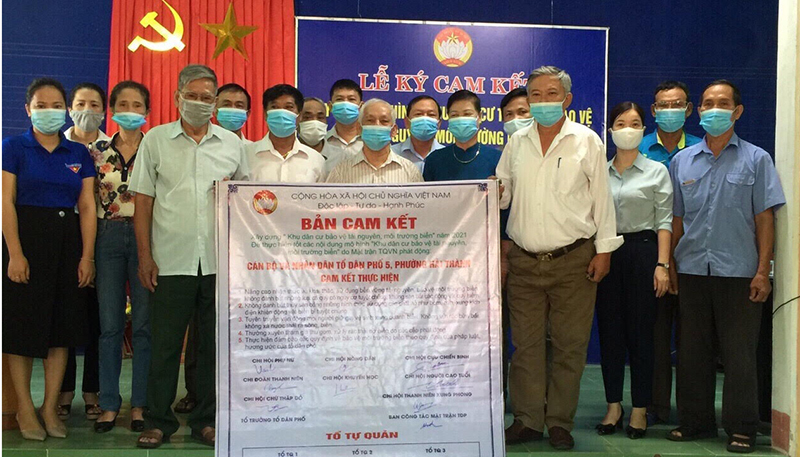 Cán bộ, nhân dân tổ dân phố 5, phường Hải Thành tổ chức ký cam kết xây dựng mô hình mới “KDC bảo vệ tài nguyên, môi trường biển”.