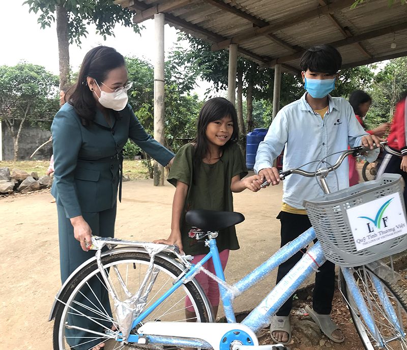 Đồng chí Chủ tịch Ủy ban MTTQVN tỉnh Phạm Thị Hân trao tặng xe đạp cho học sinh nghèo, bị ảnh hưởng bởi đại dịch tại bản Khe Ngát, thị trấn Nông trường Việt Trung (Bố Trạch).