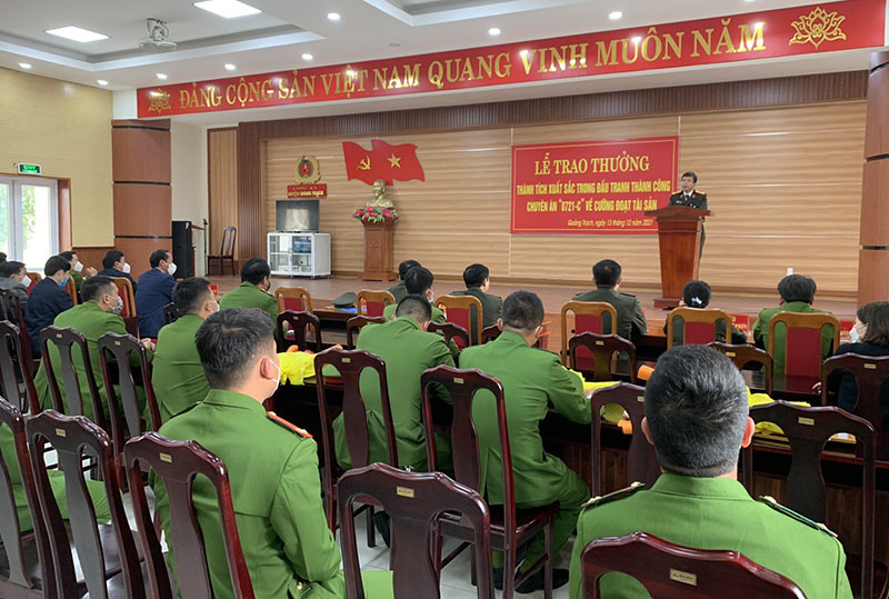 Giám đốc Công an tỉnh Nguyễn Tiến Nam phát biểu tại lễ khen thưởng các đơn vị có thành tích trong đấu tranh thành công Chuyên án “0721-C” về cưỡng đoạt tài sản.