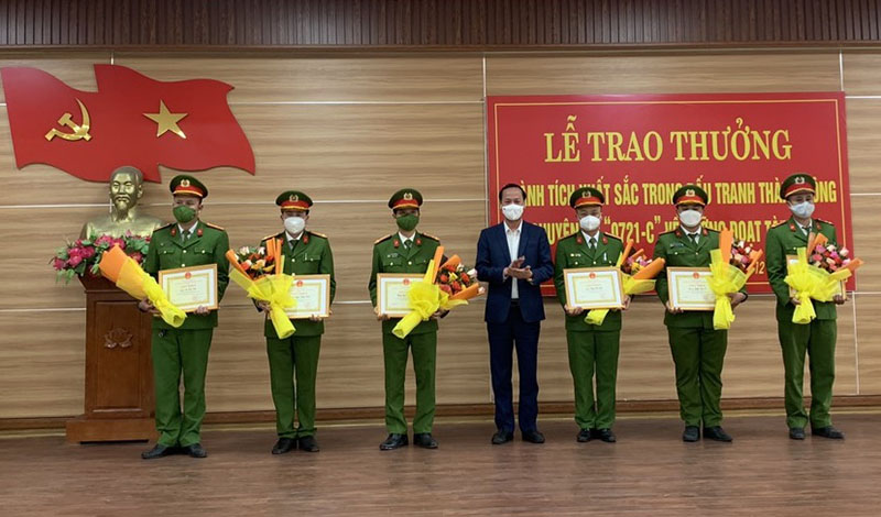  Đồng chí Bí thư Huyện ủy Quảng Trạch trao giấy khen, tặng hoa chúc mừng và thưởng ban chuyên án.