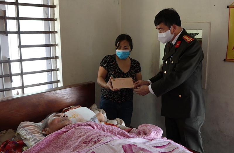  Đồng chí Giám đốc Công an tỉnh Nguyễn Tiến Nam trao quà hỗ trợ gia đình chính sách tại huyện Quảng Trạch.