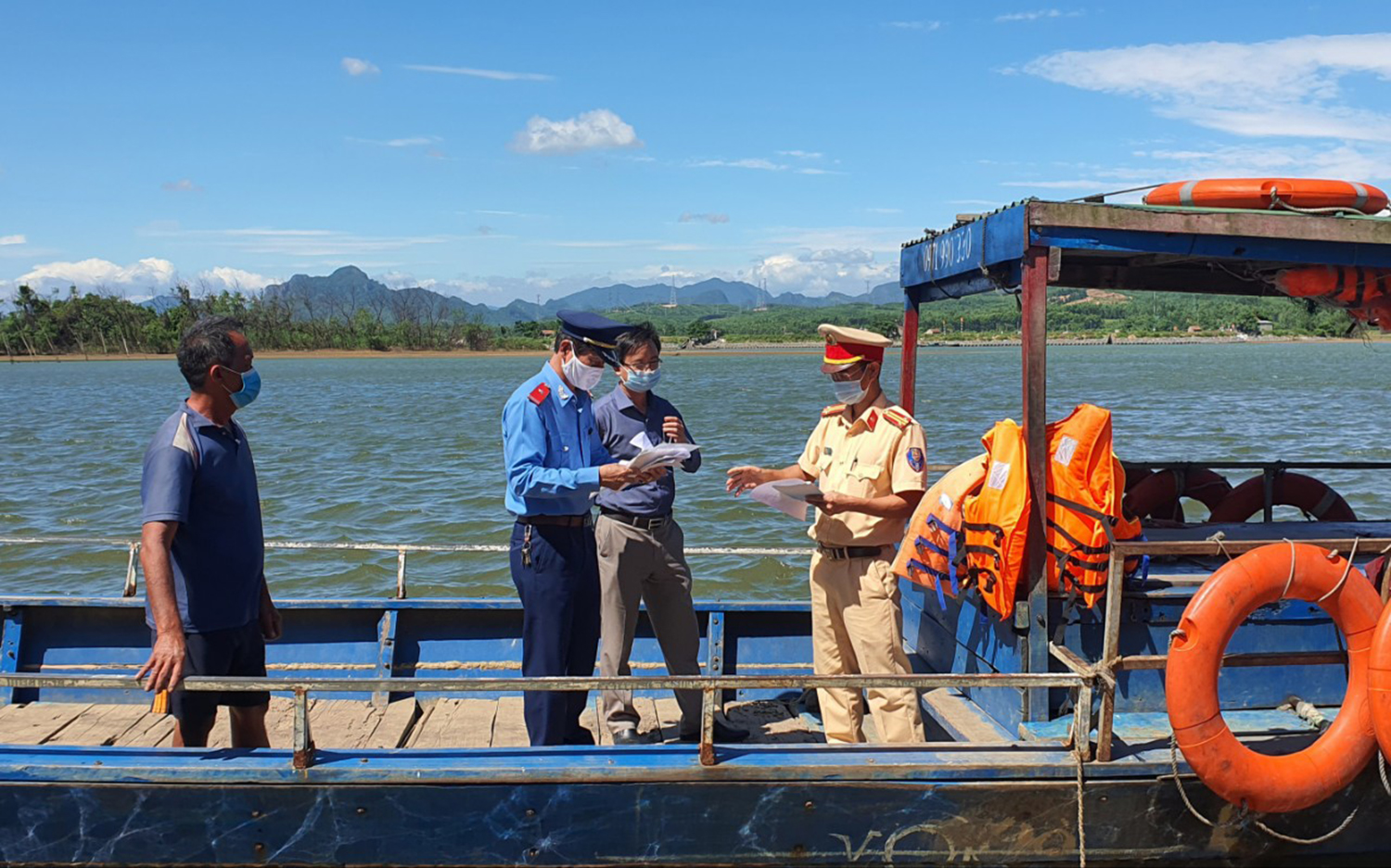   Thanh tra liên ngành kiểm tra công tác bảo đảm trật tự ATGT đường thủy tại bến đò ngang.  