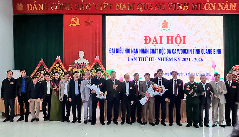Đồng chí Hồ An Phong, TUV, Phó Chủ tịch UBND tỉnh tặng hoa chúc mừng BCH Hội Nạn nhân chất độc da cam/dioxin tỉnh khóa III, nhiệm kỳ 2021-2026