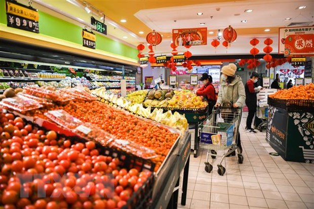 Người dân mua hàng trong siêu thị tại tỉnh Hắc Long Giang, Trung Quốc. (Ảnh: THX/ TTXVN)