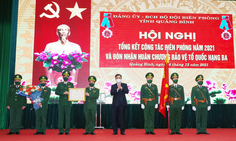 Thừa ủy quyền của Chủ tịch nước, đồng chí Trần Thắng, Chủ tịch UBND tỉnh trao Huân chương Bảo vệ Tổ quốc hạng Ba cho Bộ Chỉ huy BĐBP tỉnh.