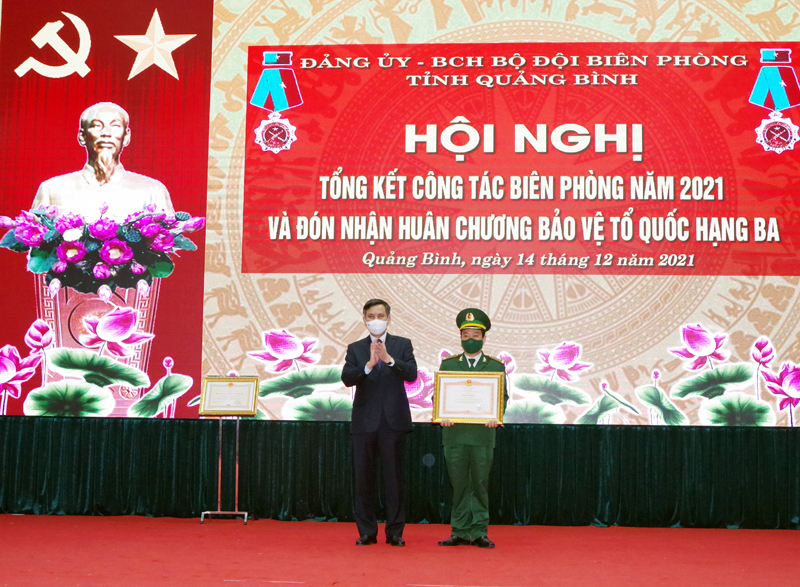 Thừa ủy quyền của Thủ tướng Chính phủ, đồng chí Trần Thắng, Chủ tịch UBND tỉnh trao bằng khen cho đại tá Trịnh Thanh Bình, Chỉ huy trưởng Bộ Chỉ huy BĐBP tỉnh.